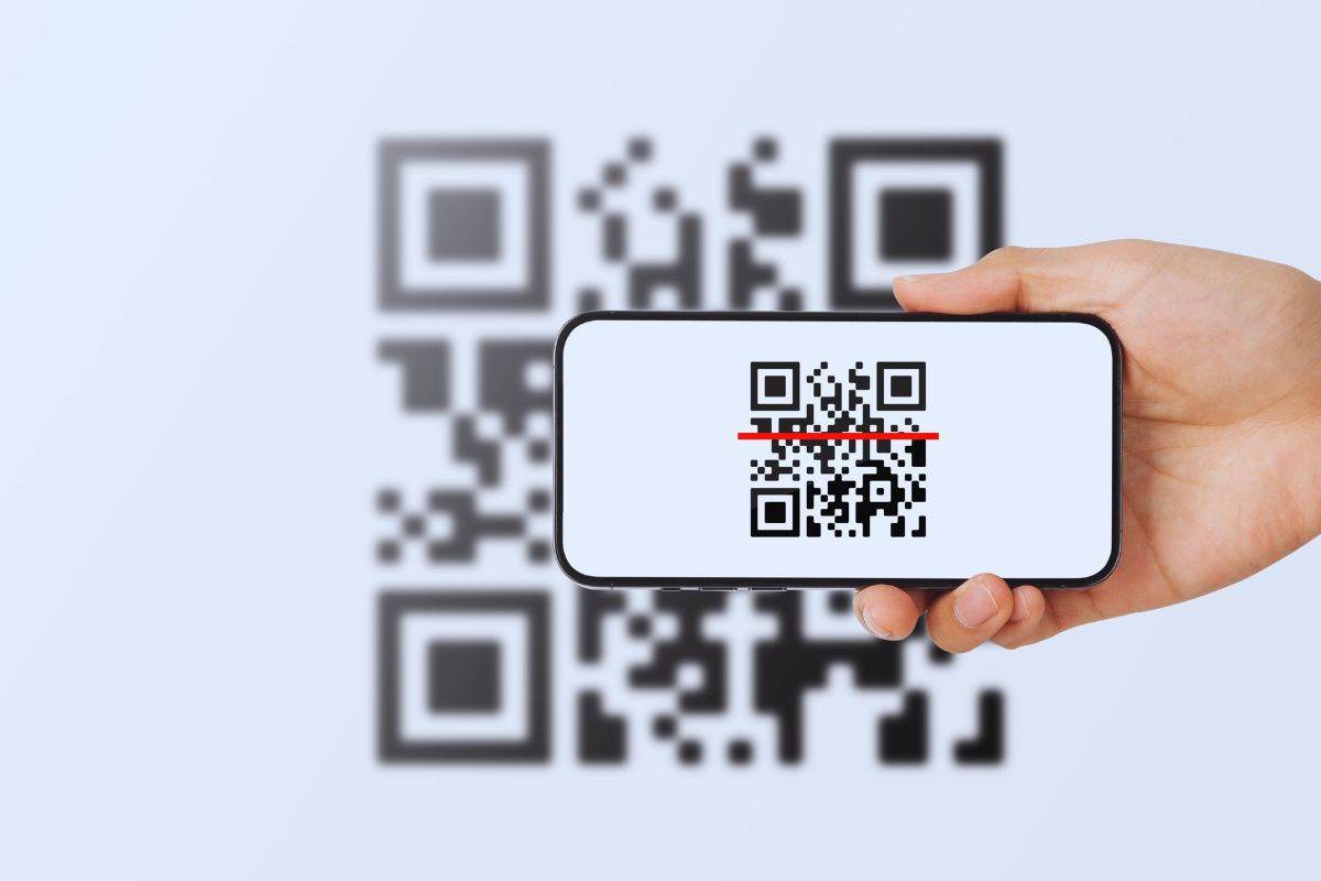 Persona che scannerizza un codice QR