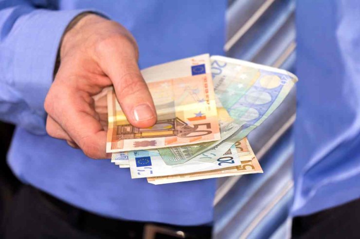 uomo con soldi in mano