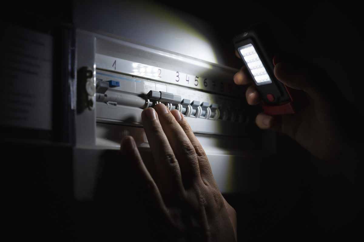 Persona stacca il contatore della luce