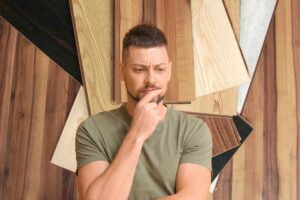 Parquet e uomo pensieroso