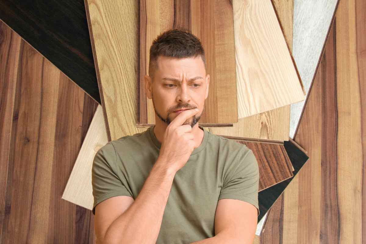 Parquet e uomo pensieroso
