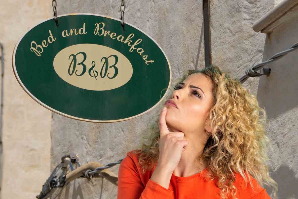 Donna riflette e insegna B&B