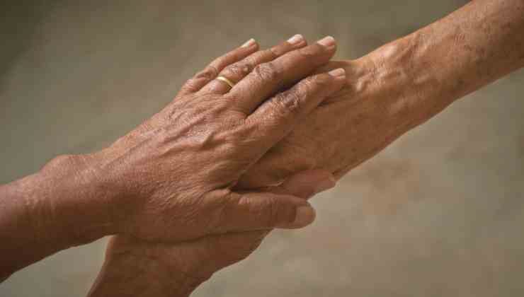 una mano sull'altra