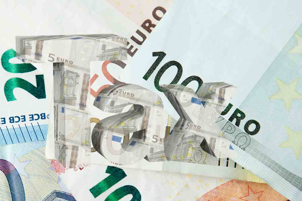 euro e scritta tasse