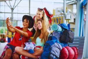 Ragazze che scattano un selfie all'aeroporto