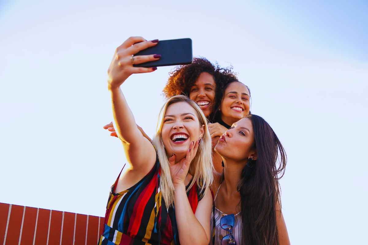 Amiche che si scattano un selfie