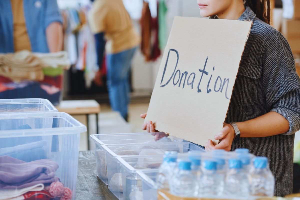 Donna che tiene un cartello con scritto "Donation"