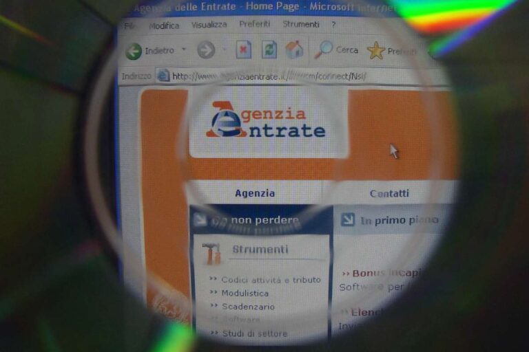 Agosto, altro che Fisco in vacanza, partono gli avvisi per gli italiani: cosa devi fare subito
