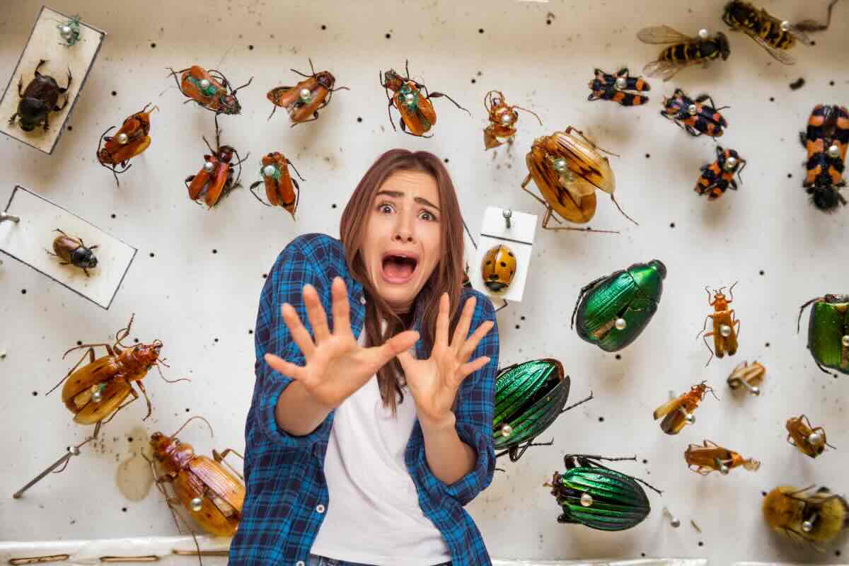 Donna con insetti spaventata