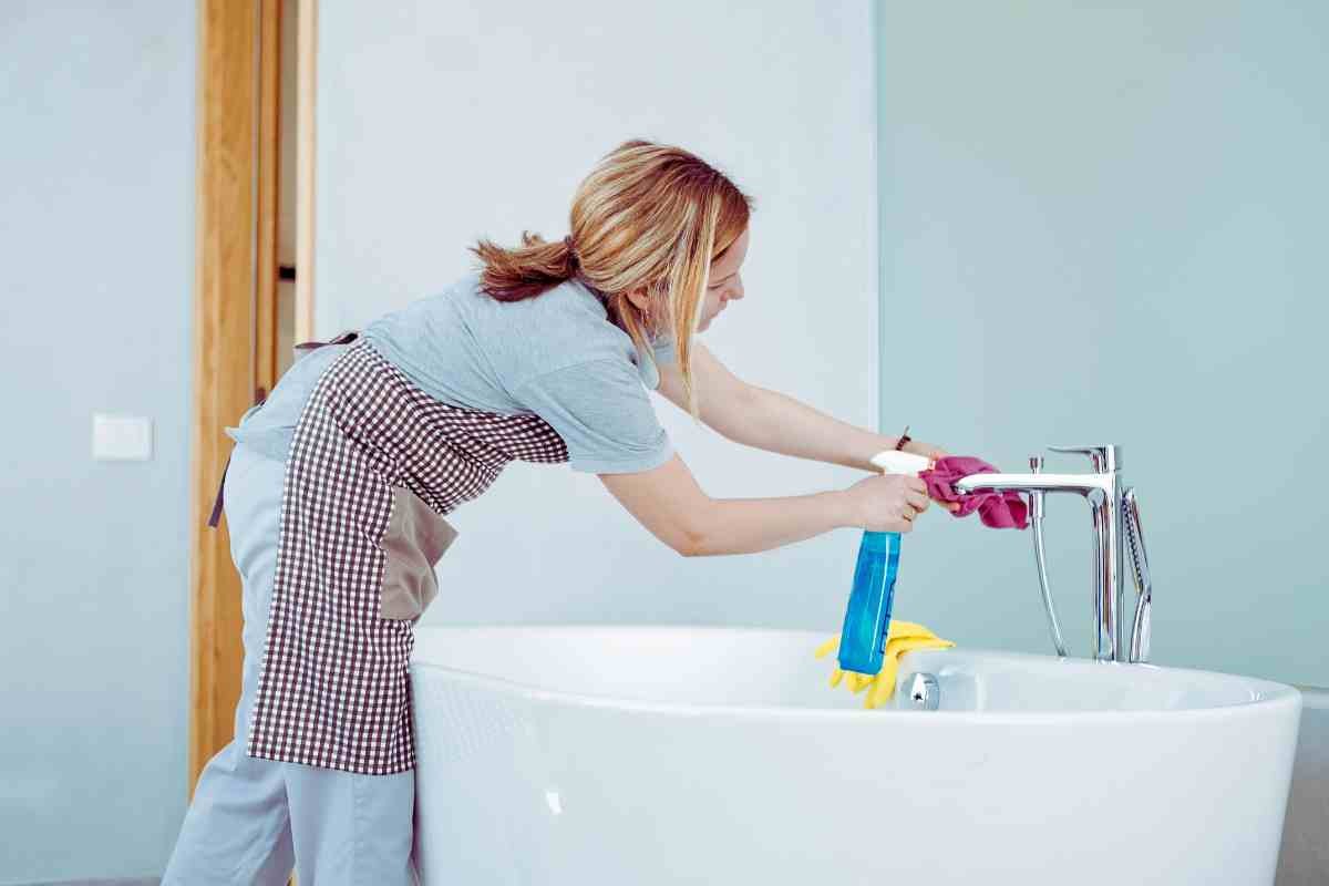 donna che pulisce il bagno 