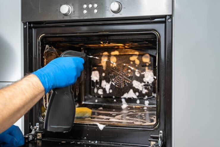 Spruzzare spray all'interno del forno