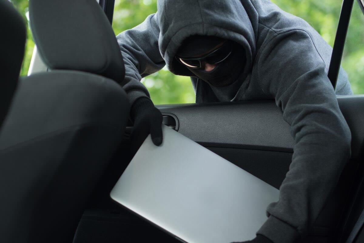 Ladro prende PC da auto attraverso il finestrino