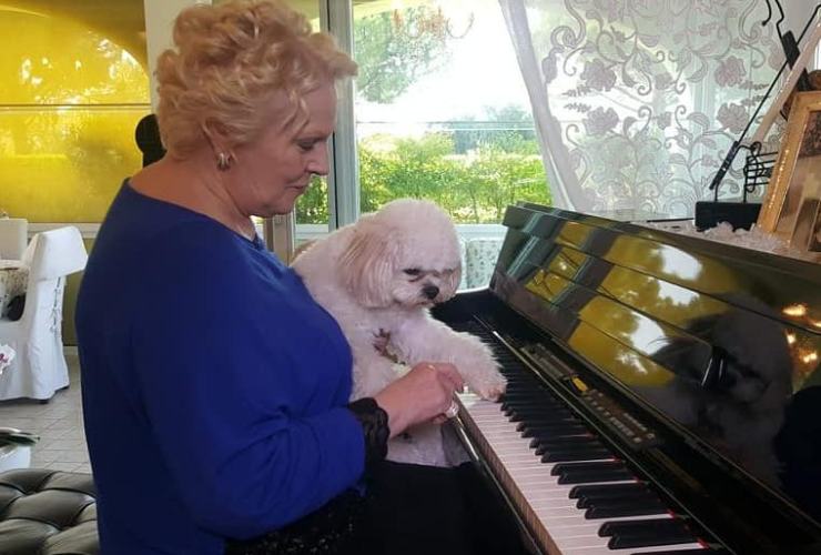 katia ricciarelli al pianoforte col suo cane