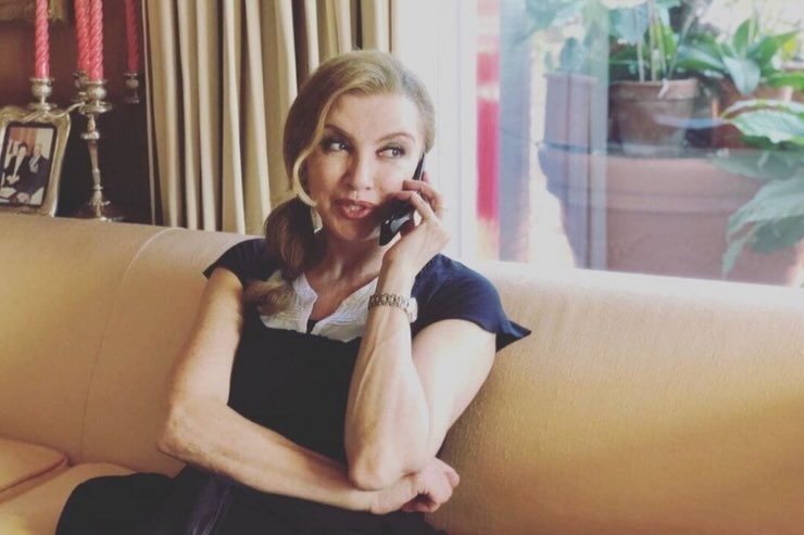 milly Carlucci che parla al telefono