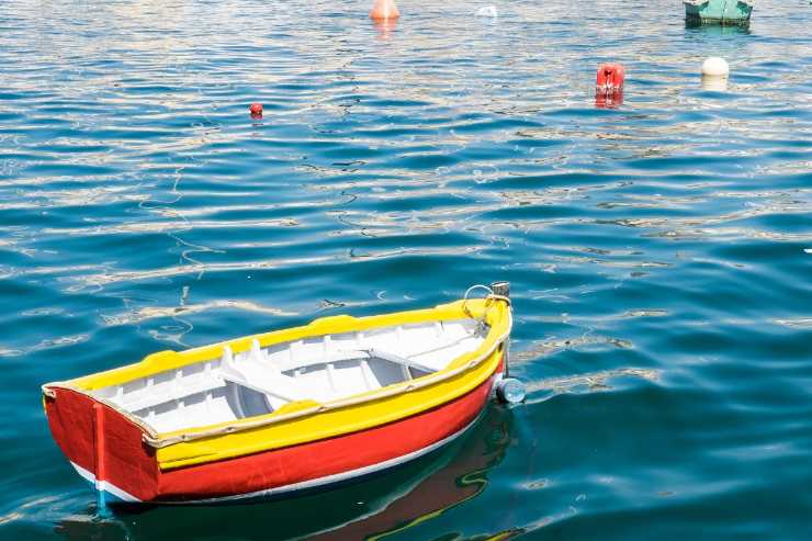 barchetta in mare 