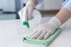 Spruzzare prodotto su superficie e usare panno microfibra verde