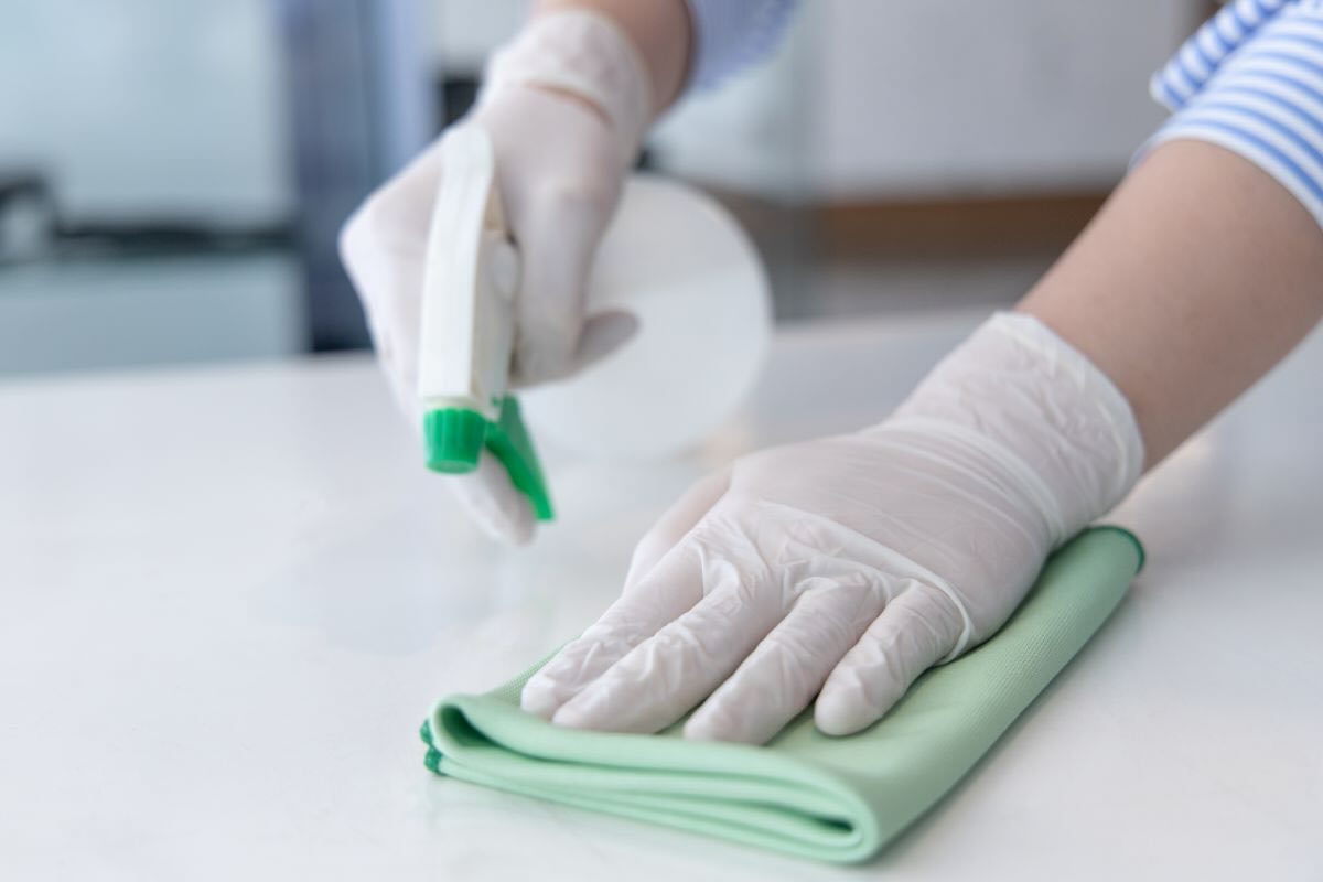 Spruzzare prodotto su superficie e usare panno microfibra verde