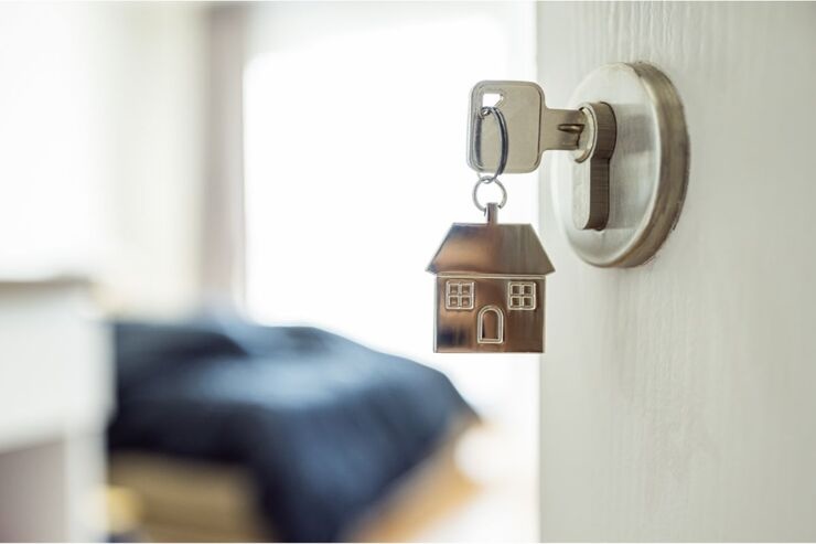 Porta aperta con portachiavi e si intravede letto