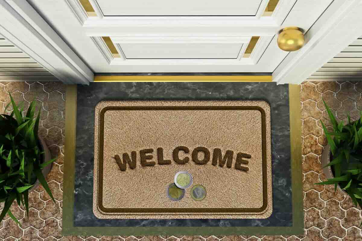 Tappeto con scritto welcome, monete