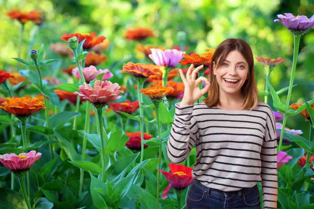 fiori e donna con segno ok con la mano