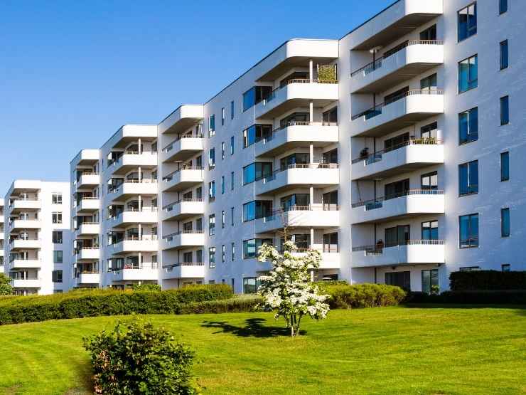condominio palazzo con giardino