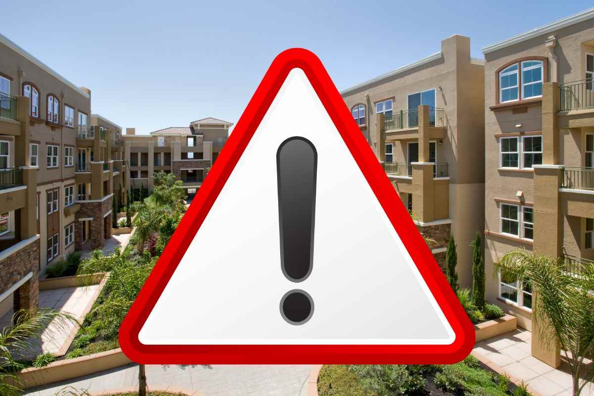 condominio e simbolo attenzione