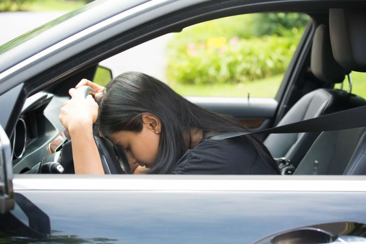 donna esausta al volante