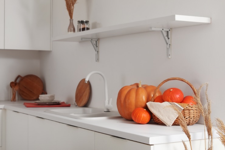 cucina decorata con zucche 