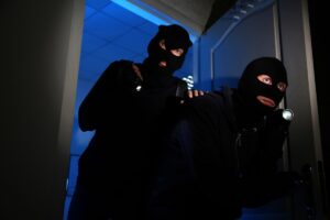 ladri che entrano in casa