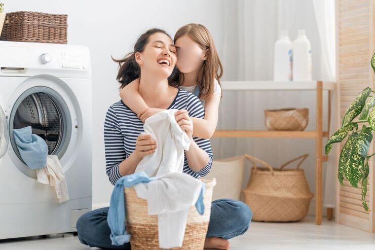 Mamma e figlia lavatrice bucato 