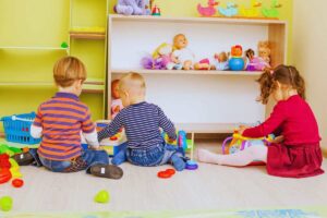Bambini che giocano all'asilo