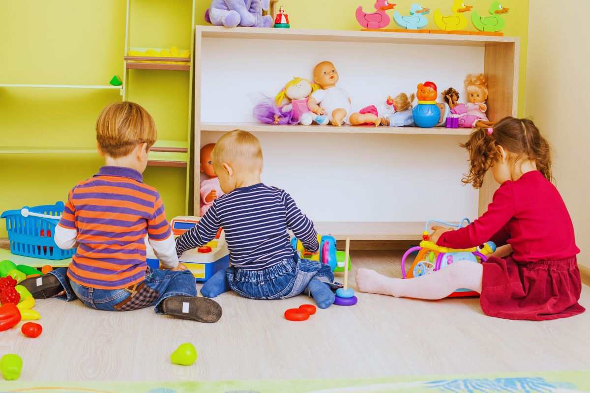 Bambini che giocano all'asilo