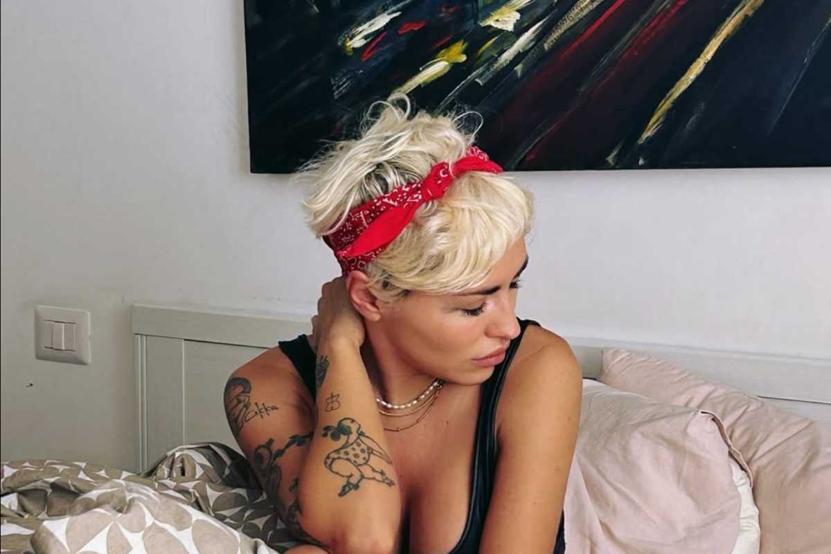 Serena Brancale appena sveglia nel suo letto