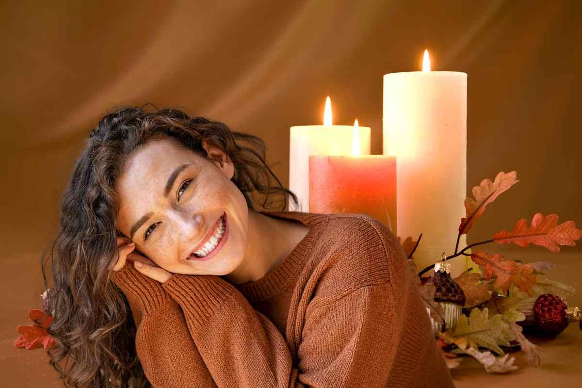 Candele e ragazza sorridente