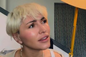 Serena Brancale che canta in una stanza di casa sua