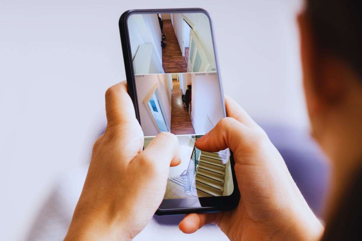 Ragazza controlla appartamento tramite videocamere sorveglianza