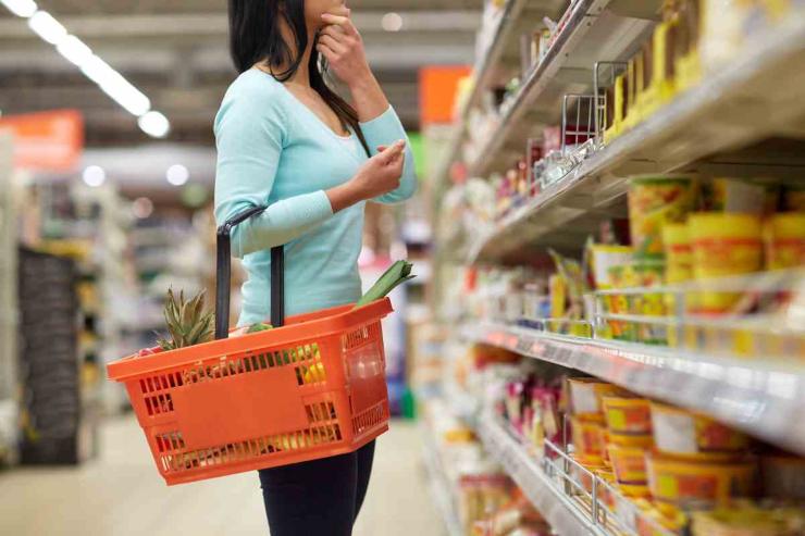 Persona al supermercato