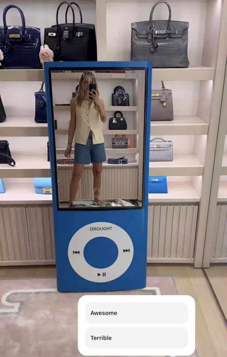 Chiara Ferragni mostra il suo nuovo specchio a forma di iPod