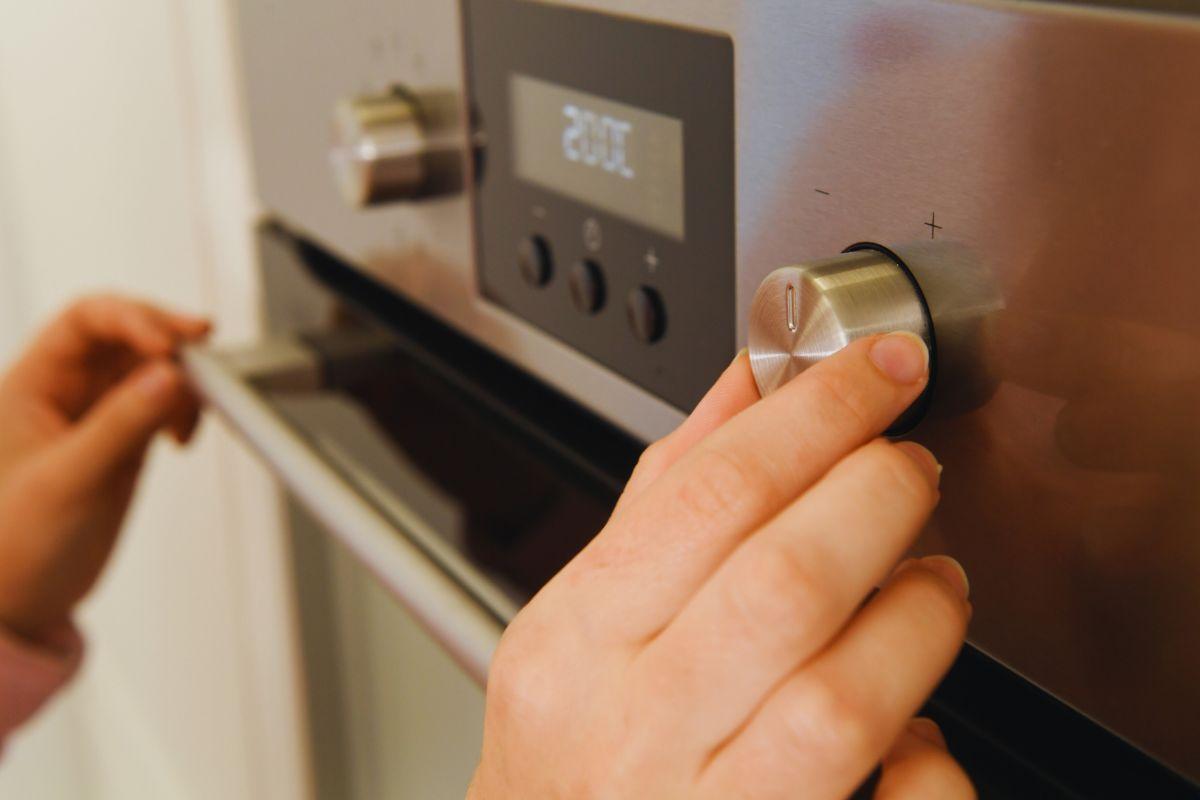 Persona che spegne il forno di casa