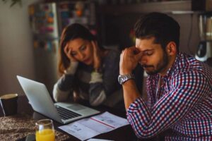 Coppia preoccupata per i debiti