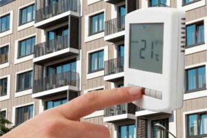Condominio, mano schiaccia termostato