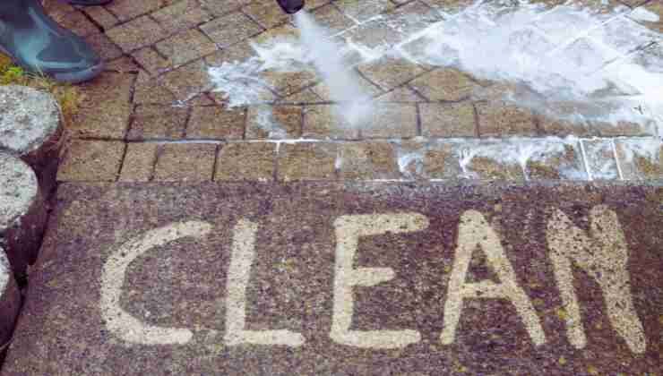 scritta clean e lavaggio su marciapiede