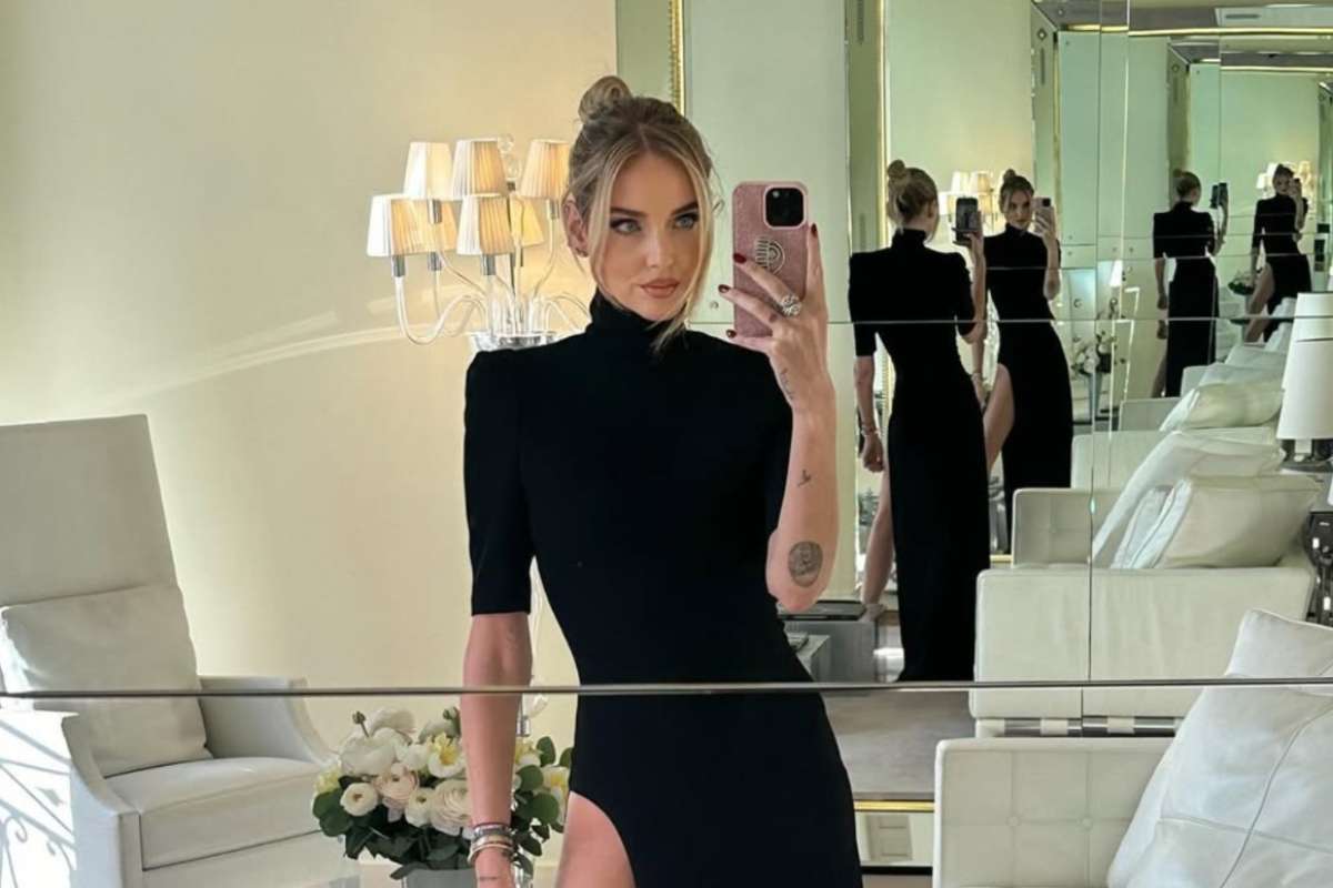 Chiara Ferragni che fa un selfie allo specchio