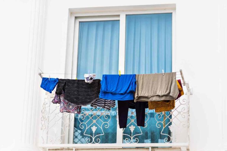 Condominio e panni stesi: se commetti questo errore quando fai il bucato può costarti molto caro