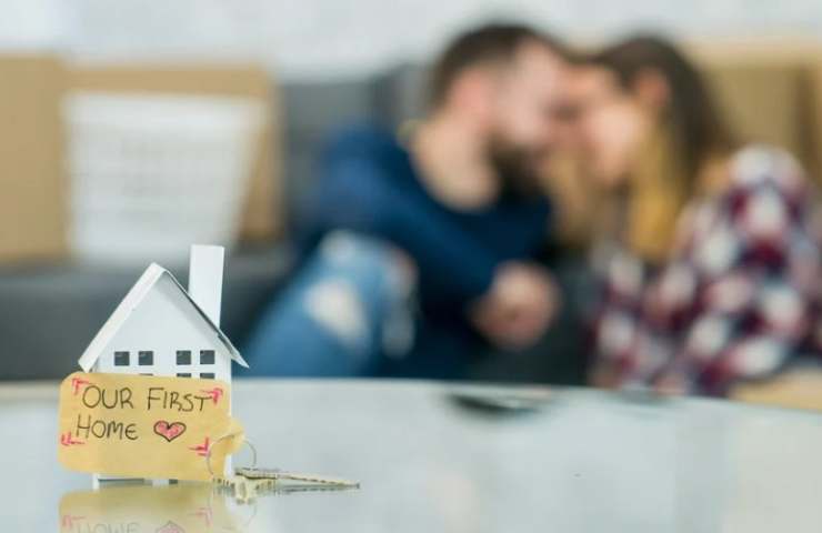 ragazzi sul divano e modellino di casa