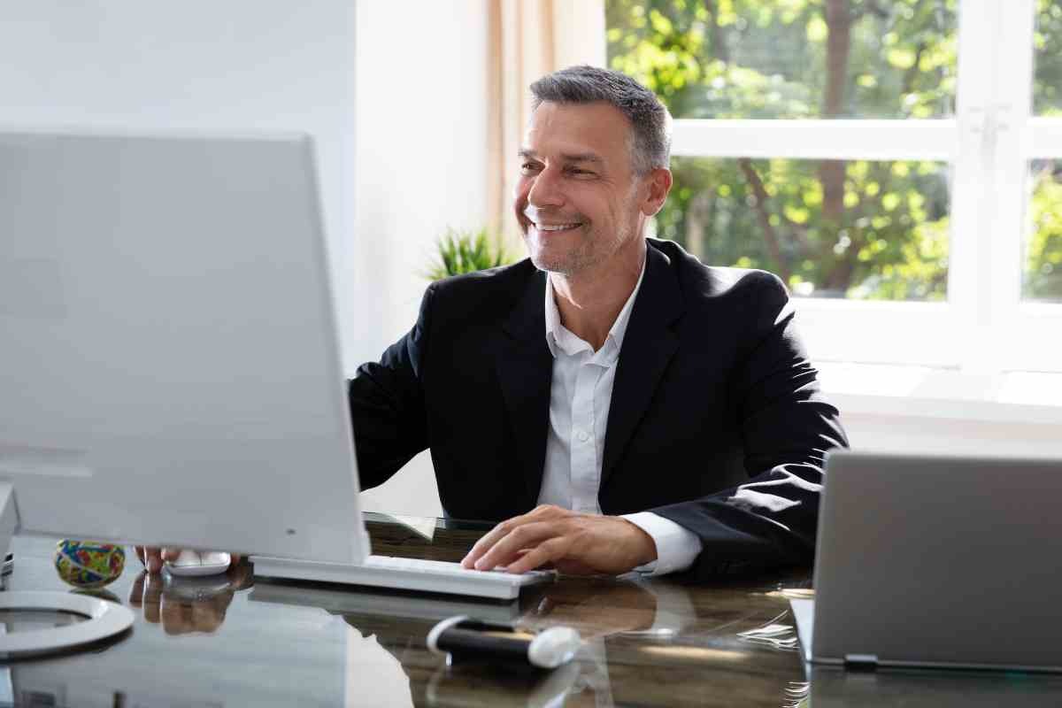 Uomo sorridente al pc