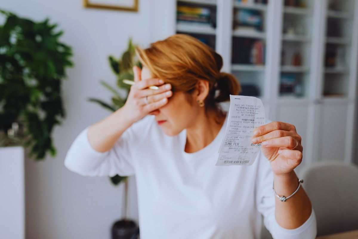 Donna afflitta nel vedere i conti da pagare