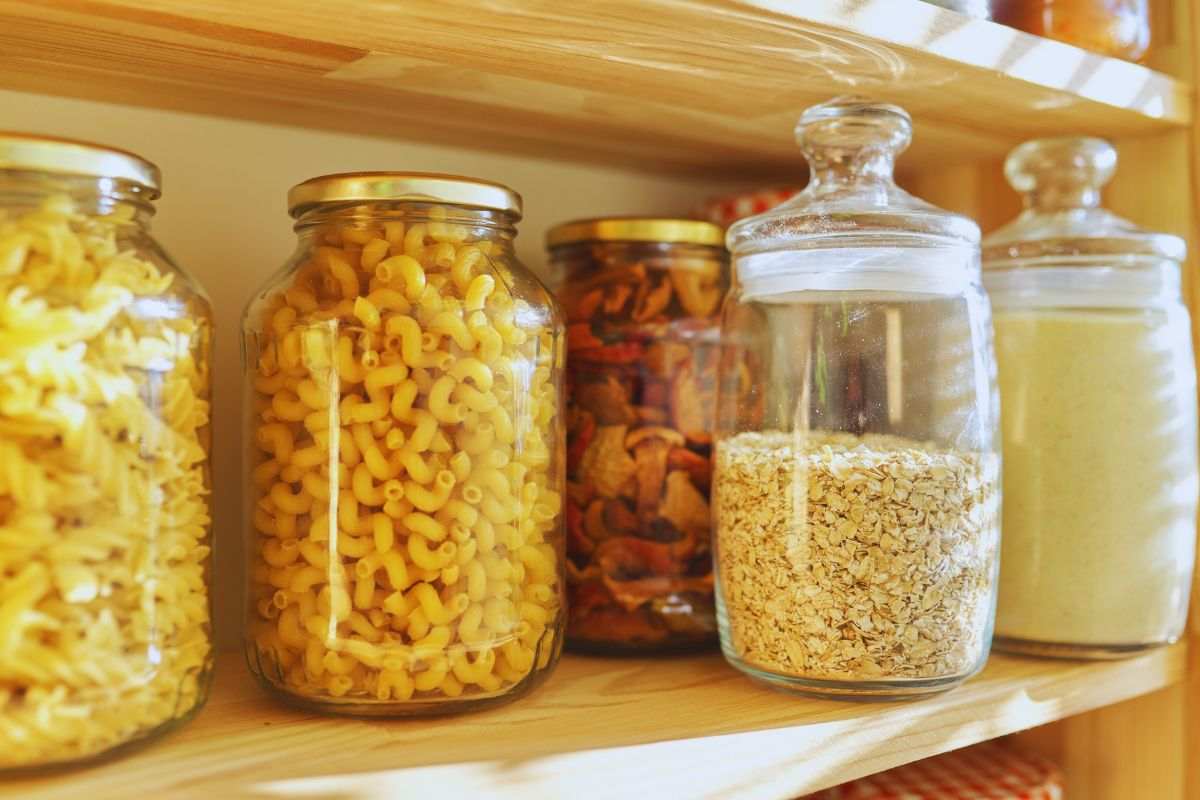 Dispensa piena di barattoli