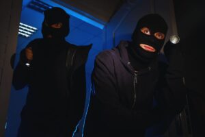 Ladri mascherati che entrano in appartamento
