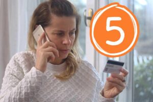 Donna con carta di credito e cellulare, numero 5